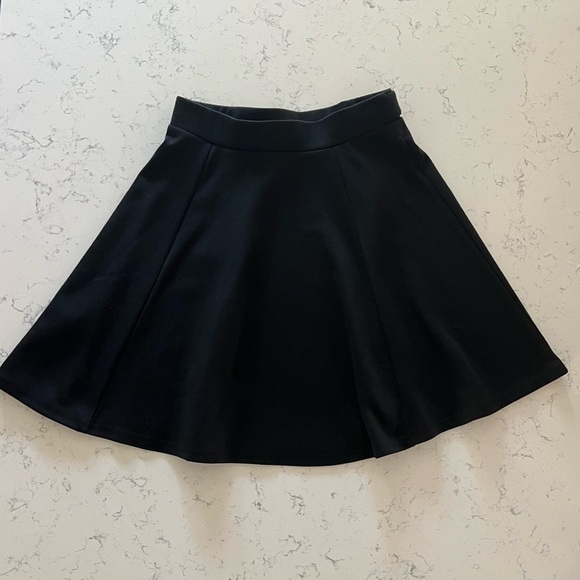 EUC New Look Black Elastic Waist Pleated A-Line Skater Mini Skirt Size UK 6 US 2 - Picture 4 of 10